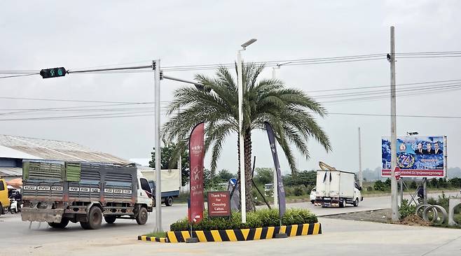 14일(현지시각) 오후&nbsp;캄보디아&nbsp;떼쪼 국제공항 인근 도로에서 차량들이 달리고 있다. 기사 내용과 무관한 사진 ⓒ연합뉴스