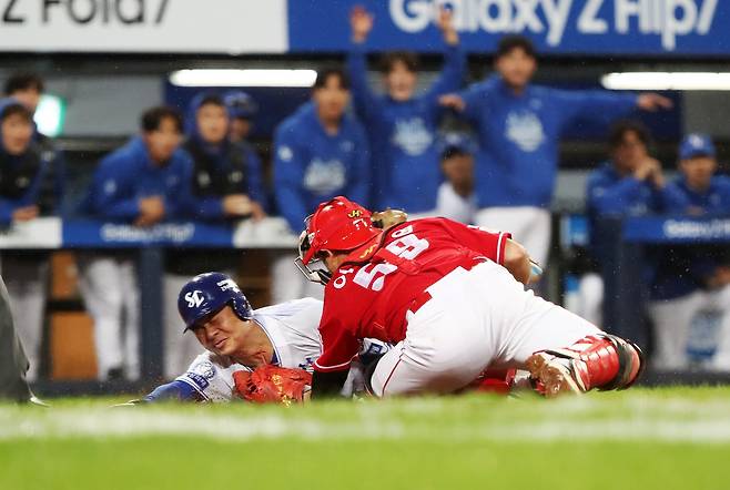 SSG 이지영(오른쪽)은 삼성 시절 팀의 3차례 통합우승에 일조한 베테랑 포수다. 올해 준PO과 삼성과 첫 가을야구 맞대결이라 감회가 남다를 수밖에 없다. 13일 준PO 3차전에서 김헌곤을 태그하는 이지영. 사진제공|SSG 랜더스