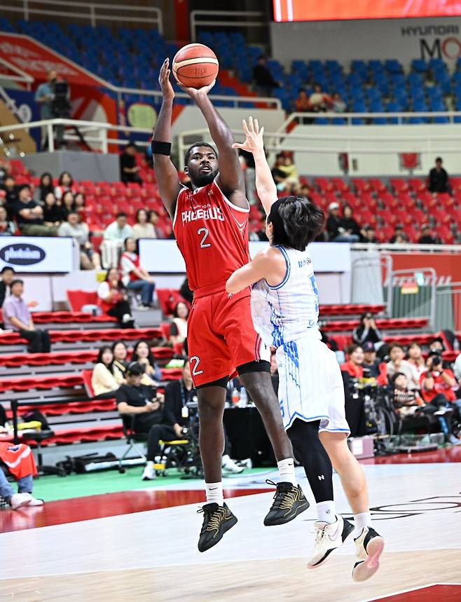 현대모비스 레이션 해먼즈는 14일 울산 한국가스공사와 홈경기서 25점 12리바운드 2블록슛으로 더블 더블을 기록하며 연패 탈출을 이끌었다. 사진제공｜KBL