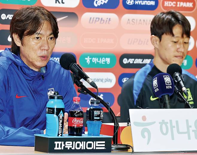 홍명보 축구대표팀 감독(왼쪽)이 13일 고양종합운동장에서 진행된 파라과이전 공식 기자회견에 이재성과 함께 참석해 질문에 답변하고 있다. 연합뉴스