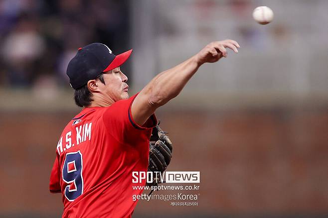 ▲ 송구하는 김하성.