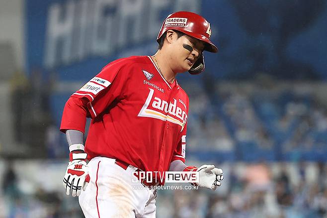 ▲ 14일 4차전에서 포스트시즌 새 역사에 도전하는 고명준 ⓒ곽혜미 기자