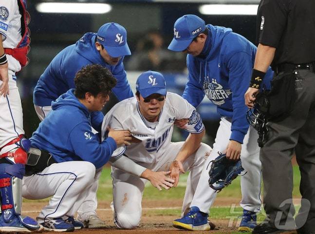 삼성 김영웅이 13일 대구 삼성 라이온즈 파크에서 열린 2025 KBO 준플레이오프 3차전에서 8회초 수비 도중 허리 통증을 호소하고 있다. /사진=뉴스1