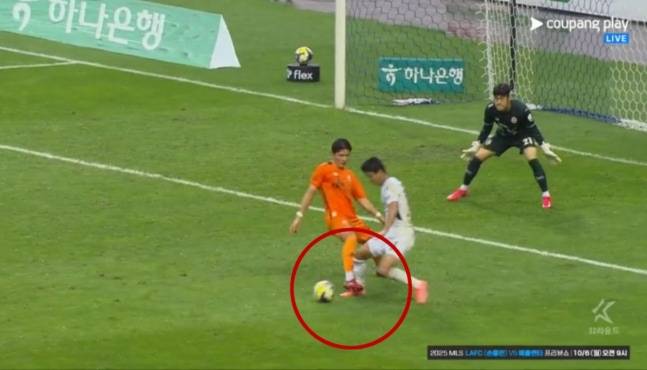 지난 3일 제주월드컵경기장에서 열린 제주 SK와 전북 현대의 하나은행 K리그1 2025 32라운드 후반 39분, 전북 현대 전진우가 페널티 박스 안에서 제주 수비수 장민규에게 발목이 걸린 순간. 이동준 주심은 그러나 페널티킥을 선언하지 않았고, 페널티킥 여부를 확인하기 위한 온 필드 리뷰조차 진행되지 않았다. /사진=중계화면 캡처