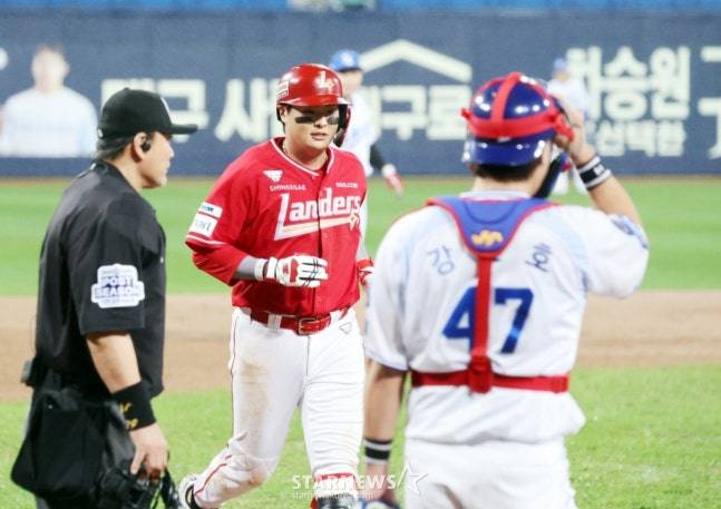 SSG 고명준(가운데)이 13일 삼성과 준PO 3차전 9회초 투런 홈런을 날리고 홈으로 향하고 있다. /사진=강영조 선임기자