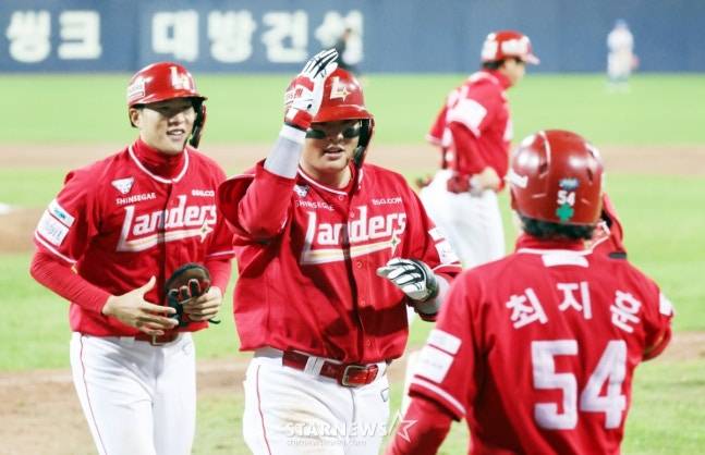 9회초 추격하는 홈런을 날린 고명준(가운데)를 동료들이 반기고 있다. /사진=강영조 선임기자