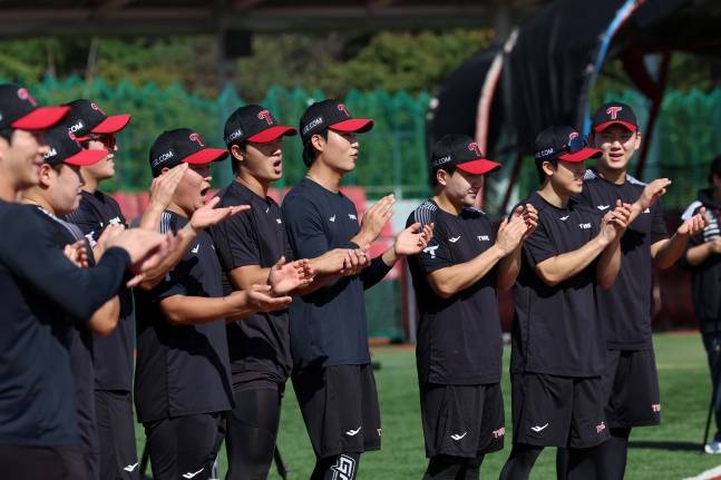 LG 선수단이 이천 LG 챔피언스파크에서 2025 한국시리즈 대비 합숙 훈련에서 박수 치고 있다. /사진=LG 트윈스 제공