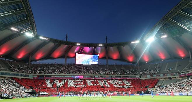 대한민국 국가대표축구응원단 붉은악마가 10일 서울월드컵경기장에서 북중미월드컵 최종예선 마지막 경기인 쿠웨이트전이 열리는 가운데 WE대한 카드섹션을 선보이고 있다. 1층과 2층 등 빈좌석이 눈에 띈다. /사진=강영조 선임기자