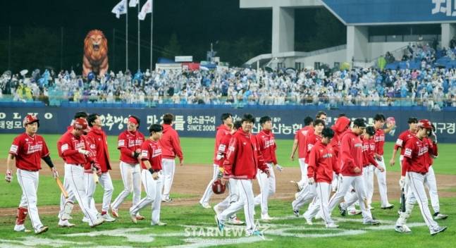 SSG 선수들이 13일 대구 삼성 라이온즈 파크에서 열린 2025 KBO 준플레이오프 3차전 패배 후 고개를 숙이고 더그아웃으로 들어가고 있다. /사진=강영조 선임기자