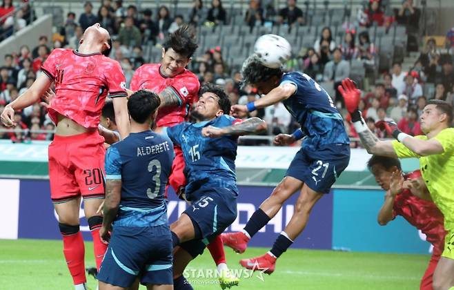 한국 축구 국가대표팀이 14일 서울월드컵경기장에서 파라과이 대표팀과 친선경기를 벌였다.  김민재가 파라과이 수비들과 몸싸음을 하며 헤더슛을 날리고 있다. /사진=김진경 대기자