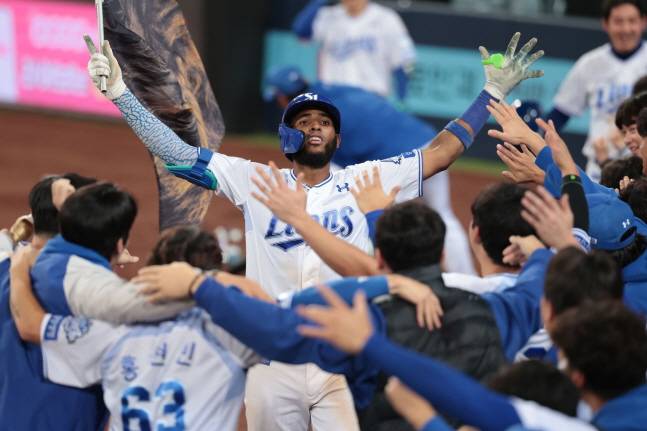 삼성 르윈 디아즈가 14일 열린 2025 KBO 준플레이오프 4차전 8회말 역전 투런 홈런을 날린 뒤 포효하고 있다. /사진=삼성 라이온즈 제공