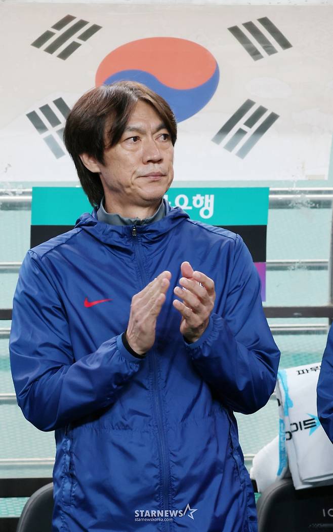 한국 축구 국가대표팀이 14일 서울월드컵경기장에서 파라과이 대표팀과 친선경기를 벌였다.  홍명보 감독이 굳은 표정으로 그라운드를 응시하고 있다. /사진=김진경 대기자