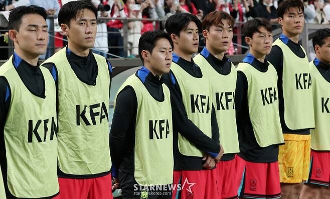 한국 축구 국가대표팀이 14일 서울월드컵경기장에서 파라과이 대표팀과 친선경기를 벌였다.  이강인을 비롯한 대기 선수들이 굳은 표정으로 그라운드를 응시하고 있다. /사진=김진경 대기자