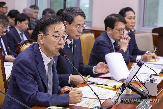 질의에 답하는 김윤덕 국토부 장관 (서울=연합뉴스) 황광모 기자 = 김윤덕 국토교통부 장관이 13일 국회에서 열린 2025년도 국토교통위원회 국정감사에 출석해 의원 질의에 답하고 있다. 2025.10.13 hkmpooh@yna.co.kr