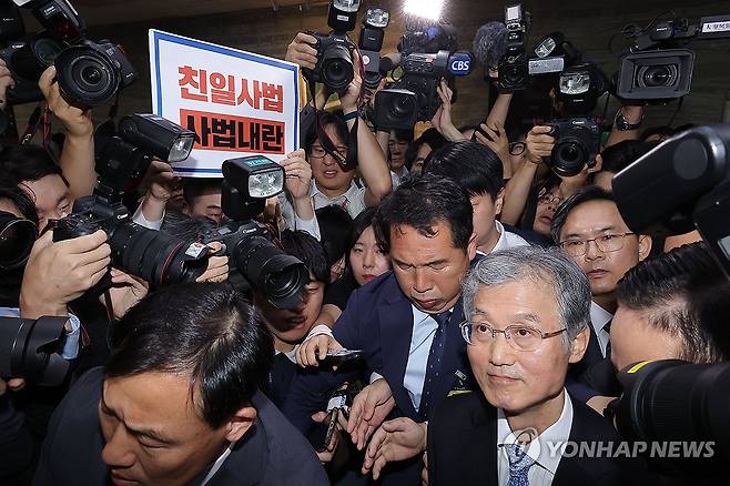 취재진에 둘러싸인 조희대 대법원장 (서울=연합뉴스) 류영석 기자 = 조희대 대법원장이 13일 서울 여의도 국회에서 열린 대법원 등에 대한 법제사법위원회 국정감사에서 정회가 선언되자 법사위 회의실을 나서고 있다. 2025.10.13 ondol@yna.co.kr