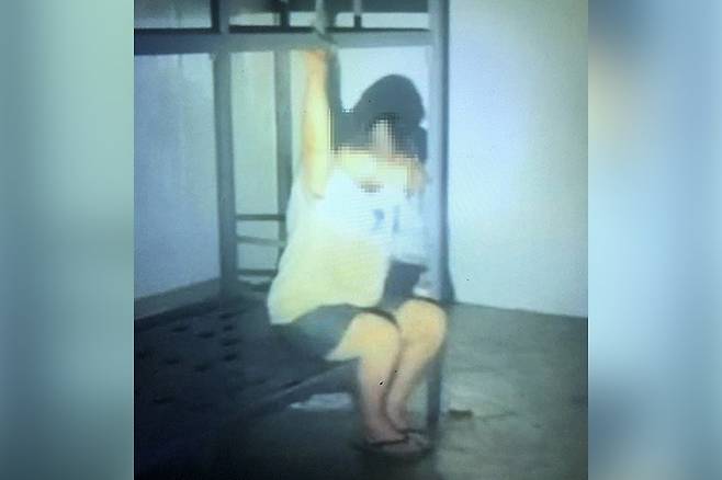 캄보디아 한 범죄단지의 내부 모습. 남성의 손이 철제 침대에 묶인 것으로 추정된다. [독자 제공]