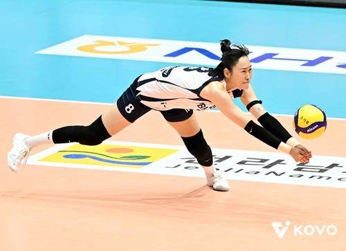 상대 공격을 받아내는 IBK기업은행의 리베로 임명옥  [한국배구연맹 제공. 재판매 및 DB 금지]