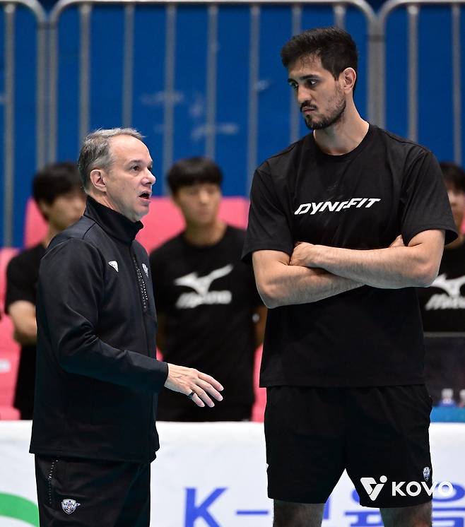 아라우조(오른쪽)와 파에스 우리카드 감독 [한국배구연맹 제공. 재판매 및 DB 금지]