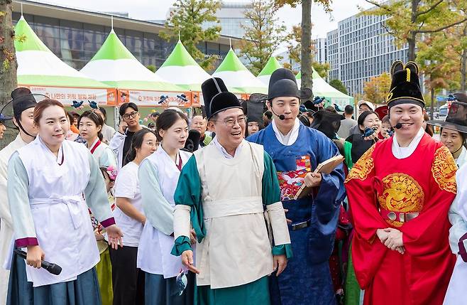 지난해 허준축제에 참석한 진교훈 구청장(가운데) [서울 강서구 제공. 재판매 및 DB 금지]