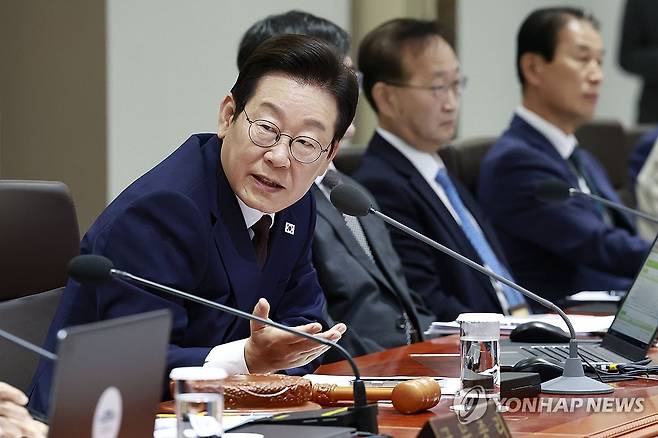 국무회의 발언하는 이재명 대통령 (서울=연합뉴스) 김도훈 기자 = 이재명 대통령이 14일 서울 용산 대통령실 청사에서 열린 국무회의에서 발언하고 있다. 2025.10.14 [대통령실통신사진기자단] superdoo82@yna.co.kr