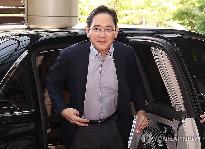 출국하는 이재용 회장 (서울=연합뉴스) 윤동진 기자 = 이재용 삼성전자 회장이 미국 워싱턴DC에서 열리는 한미 정상회담의 경제사절단에 동행하기 위해 24일 서울 강서구 서울김포비즈니스항공센터(SGBAC)를 통해 출국하고 있다. 2025.8.24 mon@yna.co.kr