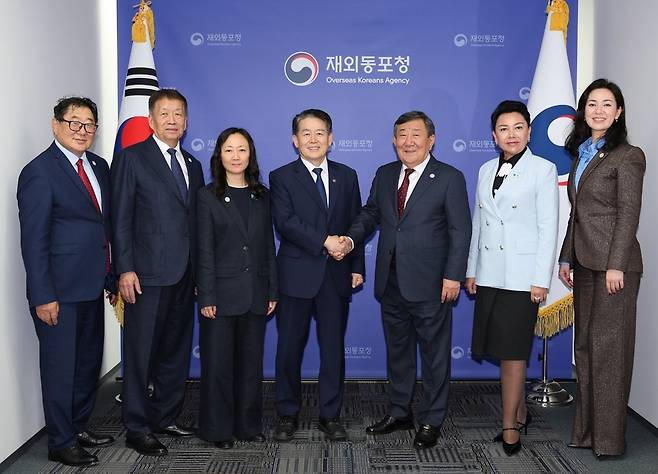 김경협 동포청장, 채유리 카자흐 고려인협회장 면담 김경협 동포청장은 14일 재외동포청 본청에서 채유리 카자흐스탄 고려인협회장을 만나 고려인 지원 등에 관해 논의했다. [동포청 제공. 재판매 및 DB 금지]