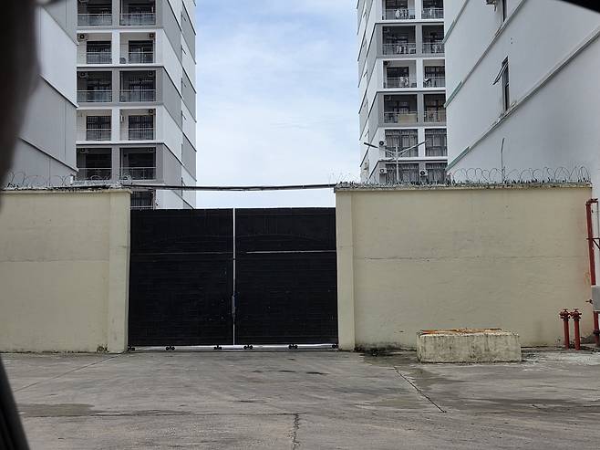 돌담 위에 설치한 철조망과 깨진 유리조각 (시아누크빌[캄보디아]=연합뉴스) 손현규 특파원 = 14일(현지시간) 오후 캄보디아 시아누크빌에 있는 범죄 단지로 추정되는 건물 인근에 철조망과 깨진 유리조각을 설치한 담벼락이 들어서 있다.. 2025.10.14