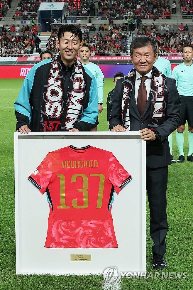 A매치 새 역사 쓴 손흥민 (서울=연합뉴스) 임화영 기자 = 14일 서울 마포구 서울월드컵경기장에서 열린 한국과 파라과이 축구 대표팀의 친선경기.
    경기 시작 전 손흥민이 A매치 역대 최다 출전 기록(137경기) 기념 유니폼을 전달받은 뒤 정몽규 대한축구협회장과 기념사진을 찍고 있다. 손흥민은 지난 브라질전 출전을 통해 A매치 통산 출전 137경기를 달성하며 한국 축구의 새 역사를 작성했다. 2025.10.14 hwayoung7@yna.co.kr