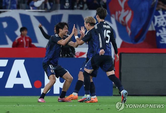 동점 골을 터트린 뒤 동료들과 기뻐하는 일본의 나카무라 게이토(맨 왼쪽). [로이터=연합뉴스]