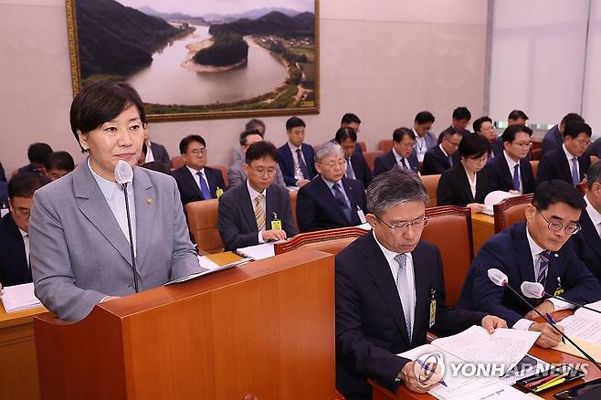 업무보고하는 송미령 농림축산식품부 장관 (서울=연합뉴스) 박동주 기자 = 송미령 농림축산식품부 장관이 14일 서울 여의도 국회에서 열린 농림축산식품해양수산위원회 국정감사에서 업무보고를 하고 있다. 2025.10.14 pdj6635@yna.co.kr