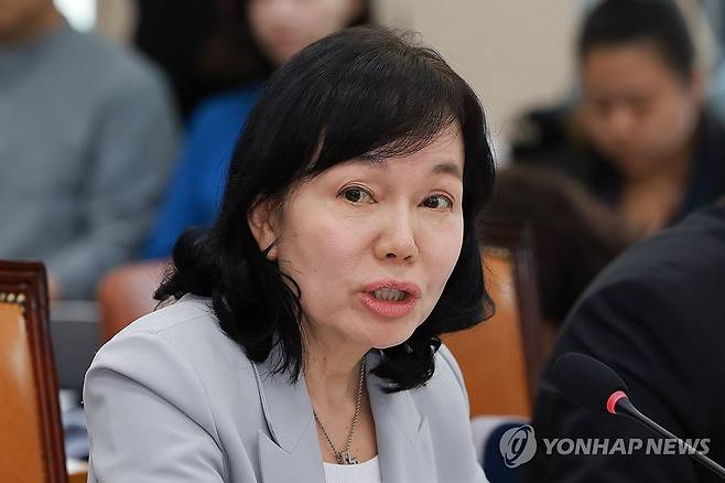 질의에 답하는 송경희 개인정보보호위원장 (서울=연합뉴스) 신현우 기자 = 14일 서울 영등포구 여의도 국회에서 열린 공정거래위원회, 개인정보보호위원회 등에 대한 정무위원회 국정감사에서 송경희 개인정보보호위원장이 의원 질의에 답하고 있다. 2025.10.14 nowwego@yna.co.kr