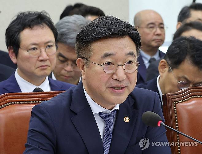 의원 질의 답변하는 윤호중 행안부 장관 (서울=연합뉴스) 류영석 기자 = 윤호중 행정안전부 장관이 14일 서울 여의도 국회에서 열린 행정안전위원회 국정감사에서 의원 질의에 답변하고 있다. 2025.10.14 ondol@yna.co.kr