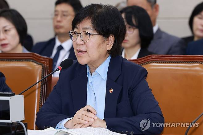 질의에 답하는 정은경 보건복지부 장관 (서울=연합뉴스) 신현우 기자 = 14일 서울 영등포구 여의도 국회에서 열린 보건복지부 등에 대한 보건복지위원회 국정감사에서 정은경 보건복지부 장관이 의원 질의에 답하고 있다. 2025.10.14 nowwego@yna.co.kr