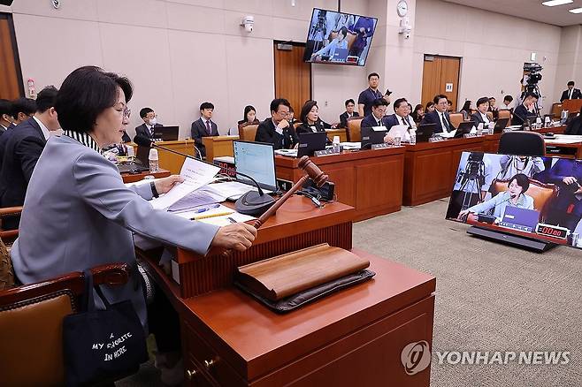 의사봉 두드리는 추미애 법사위원장 (서울=연합뉴스) 류영석 기자 = 13일 서울 여의도 국회에서 열린 대법원 등에 대한 법제사법위원회 국정감사에서 추미애 법사위원장이 의사봉을 두드리고 있다. 2025.10.13 ondol@yna.co.kr