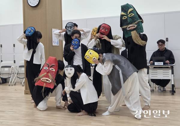 수원 정조테마공연장 무대에 오르는 ‘조선유랑연희: 탈의 문, 산대의 혼’ 프레스 리허설 현장. 2025.10.13 /이시은기자 see@kyeongin.com