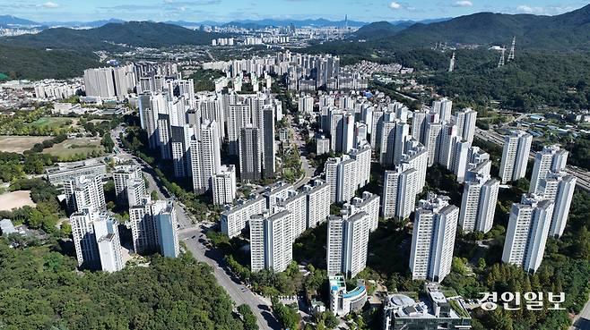 정부가 주택시장 안정화 대책을 발표한 15일 과천시 일대 아파트 단지 모습. 2025.10.15 /최은성기자 ces7198@kyeongin.com