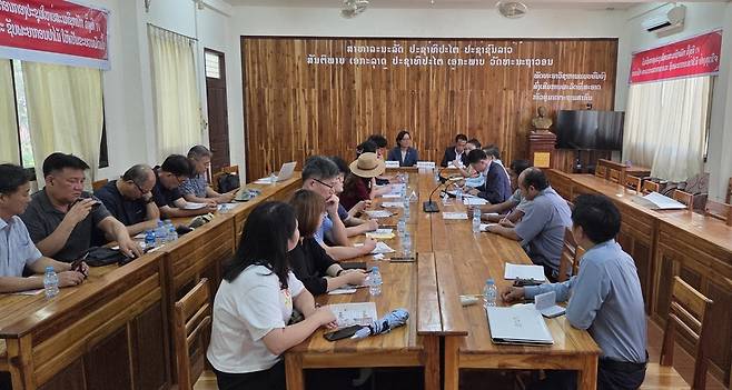 ▲ 경기도지속가능발전협의회 국제교류협력단은 14일 라오스 국립 수파누봉대학교(Souphanouvong University)를 방문해 농업 분야 기술 발전과 일자리 문제를 두고 상생하는 방안을 마련하는데 머리를 맞댔다.