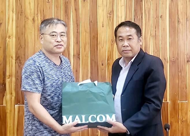 ▲ 14일 라오스 국립 수파누봉대학교(Souphanouvong University)를 방문해 SDGs 실천 방안을 모색한 경기도지속가능발전협의회 국제교류협력단의 대표로 박현준(사진 왼쪽) 경기비정규직지원센터 소장이 라오스 국립 수파누봉대학교(Souphanouvong University) 보운람 싱파(Bounlam Singpa) 농림학부장에게 기념품을 전달했다.