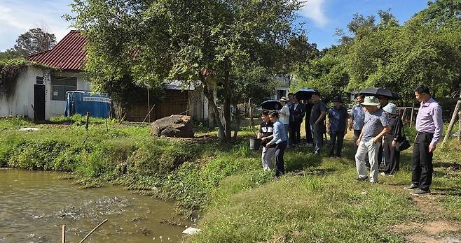 ▲ 경기도지속가능발전협의회 국제교류협력단은 14일 라오스 국립 수파누봉대학교(Souphanouvong University)를 방문하고 학교가 운영하는 농장내 민물고기 양식장을 둘러봤다.