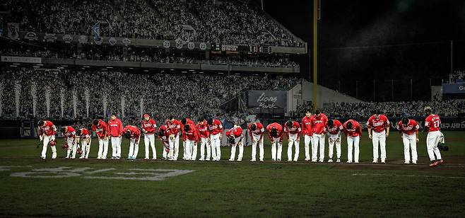 SSG랜더스 선수단이 관중들을 향해 인사하고 있다.