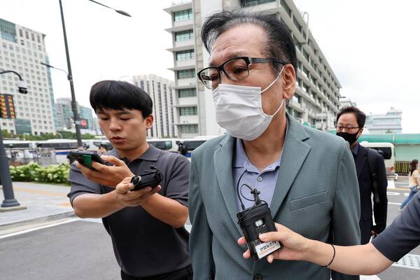 영장심사를 포기한 건진법사 전성배 씨가 8월 21일 민중기 특별검사팀 사무실이 마련된 서울 종로구 KT 광화문빌딩 웨스트에서 대기하기 위해 출석하고 있다.&nbsp;전 씨는 이날 오전 10시 30분에 영장실질심사를 받을 예정이었지만 심사 포기 의사를 밝혔다. 연합뉴스