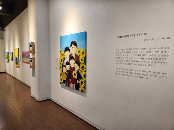 안상달 개인전 <그때의 시간이 지금을 걷게 한다>가 21일까지 아트스페이스 진주에서 열린다. /류민기 기자