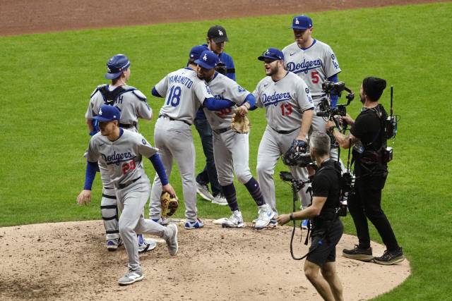 LA 다저스의 야마모토 요시노부(18번)가 15일 미국 밀워키의 아메리칸 패밀리 필드에서 열린 MLB 포스트시즌 내셔널리그 챔피언십시리즈 2차전에 출격, 완투하며 팀 승리를 이끈 뒤 마운드에서 동료들과 기쁨을 나누고 있다. 연합뉴스