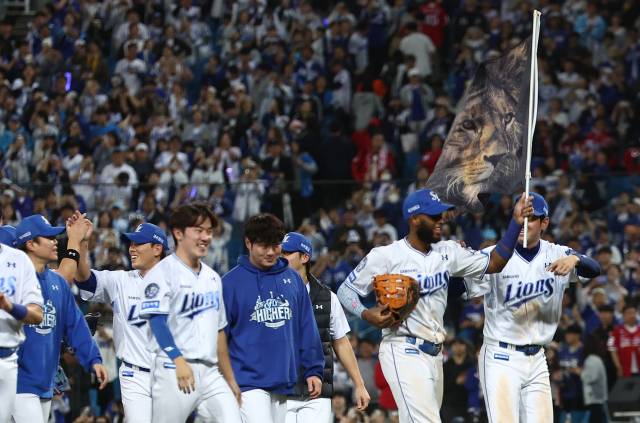 삼성 라이온즈 선수들이 14일 대구에서 열린 2025 KBO 프로야구 포스트시즌 준플레이오프 4차전 SSG 랜더스와의 경기에 출격, 승리하며 플레이오프 진출을 확정한 뒤 사자 깃발을 들며 기쁨을 나누고 있다. 연합뉴스