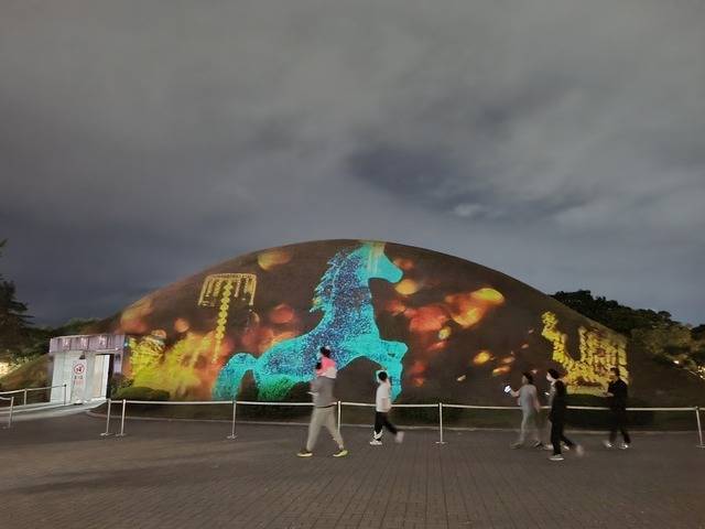 경주시가 지난해 대릉원에서 진행한 야간프로그램, 천마총 전경. 강시일 기자