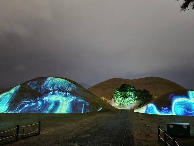 경주시가 지난해 대릉원에서 진행해 관객들의 발길을 이끌었던 장면. 강시일 기자