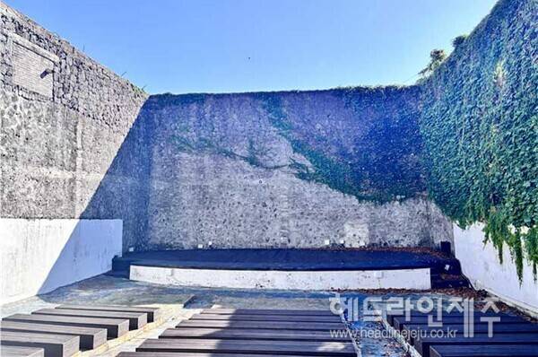 철거되기 전 서귀포관광극장 야외공연장 전경.