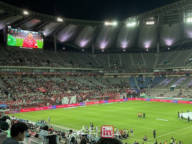 14일 서울월드컵경기장에서 열린 파라과이와 평가전에서 좌석 곳곳이 비어 있다. 대한축구협회에 따르면 이날 총관중 수는 2만 2206명에 불과했다.