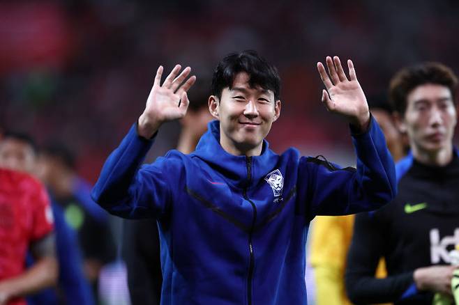 14일 서울 마포구 서울월드컵경기장에서 열린 한국과 파라과이 축구 대표팀의 친선경기 종료 후 손흥민이 관중석을 향해 인사하고 있다. 사진=연합뉴스