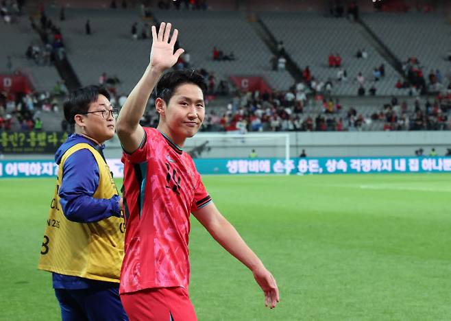 14일 서울 마포구 서울월드컵경기장에서 열린 한국과 파라과이 축구 대표팀의 친선경기에서 2-0으로 승리한 한국 이강인이 관중을 향해 인사하고 있다. 사진=연합뉴스